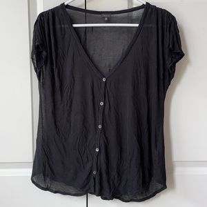 Aritzia T Babaton V neck buttoned tee